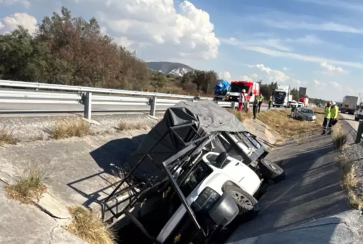 Vehículo quedó en medio de cuneta tras Accidente sobre la autopista Arco Norte hoy: Hay cierre