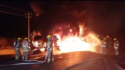 Una pipa de combustible hizo explosión en una carretera de Nuevo León y dejó 11 muertos