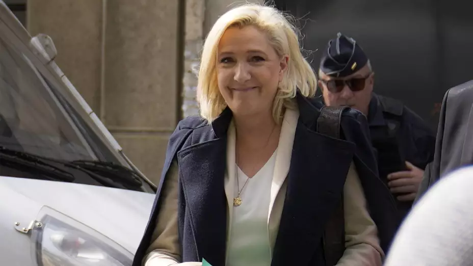 Macron y Le Pen arrancan campañas de 2da vuelta de Francia