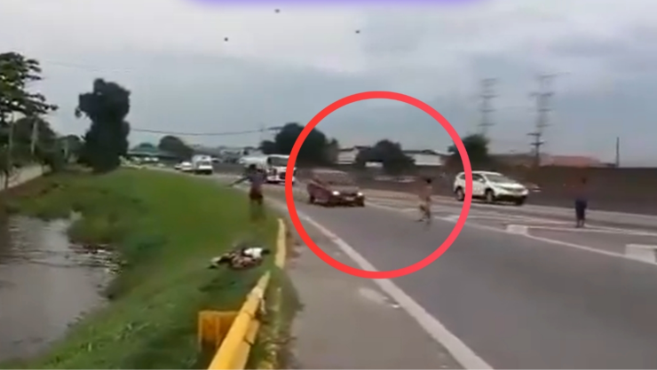 Niño es atropellado por andar jugando en plena autopista.