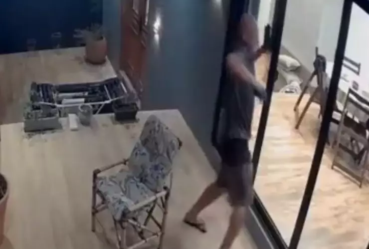 Vecino irrumpe con machete: cámaras captan intento de homicidio contra profesor universitario frente a su esposa e hijo