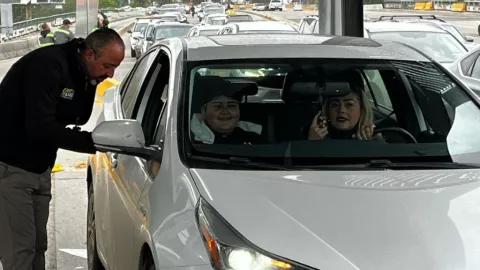 Madre lleva a su hijo a clases por el cruce express