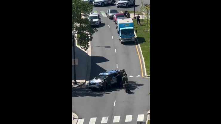 Hombre toma rehenes durante asalto a banco en Virginia