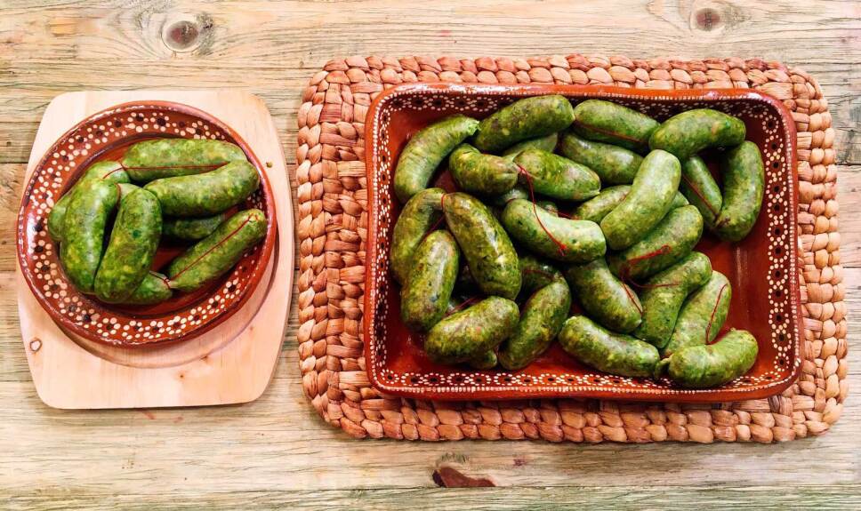 mesa repleta de chorizo verde