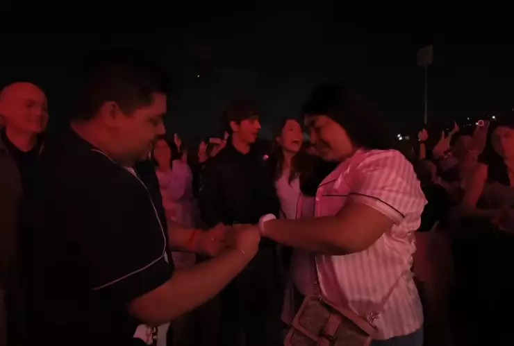 Emotiva propuesta de matrimonio durante concierto de Morat en Mérida