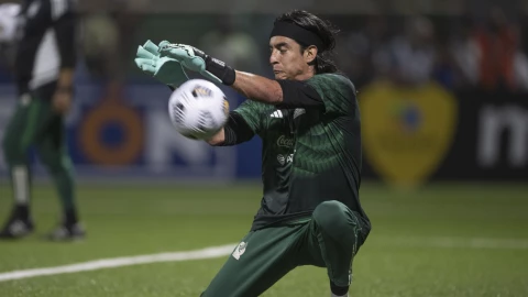 Carlos Acevedo en el calentamiento previo al México vs Surinam Nations League