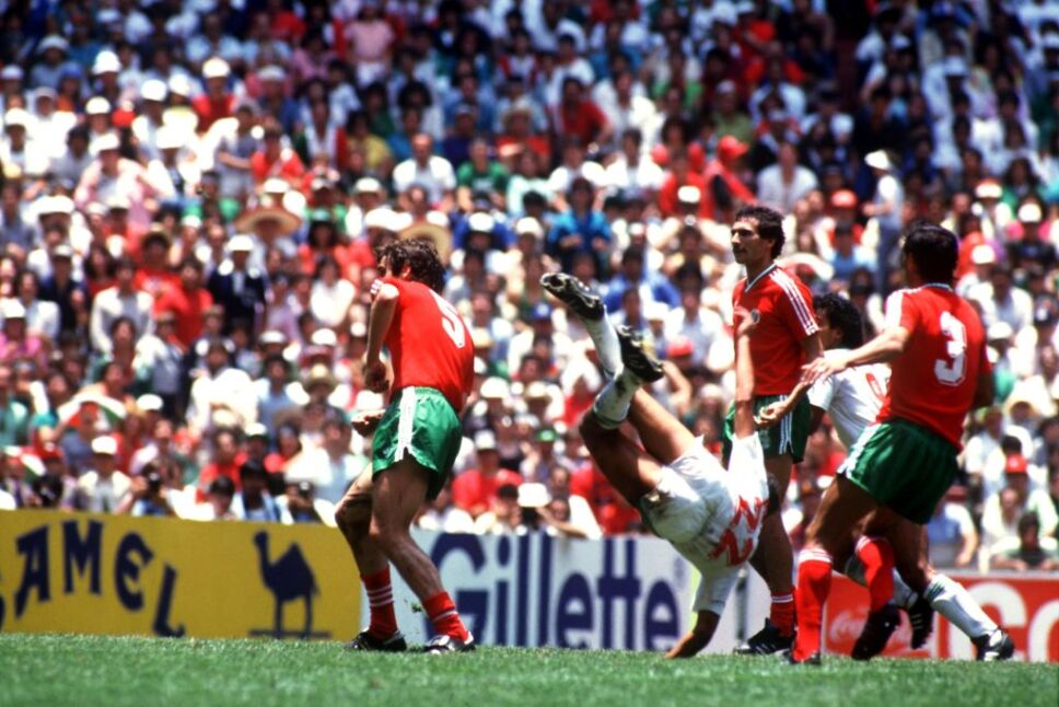 Manuel Negrete anotó uno de los goles más memorables en la historia de los mundiales.
