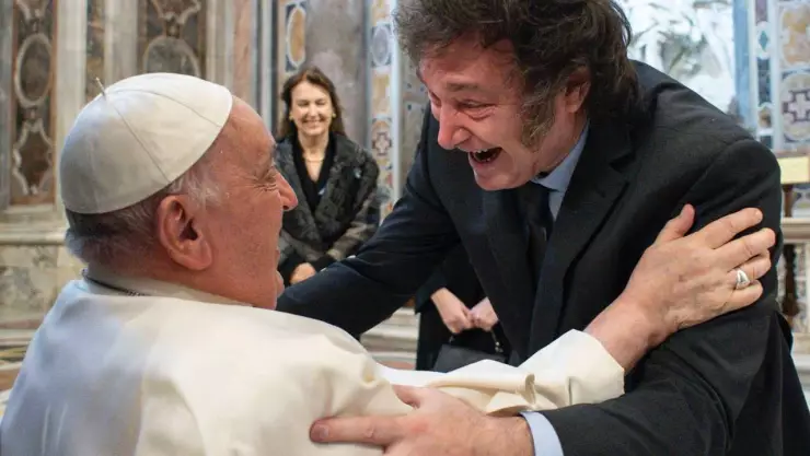El Papa Francisco y Javier Milei protagonizan abrazo en El Vaticano.jpg