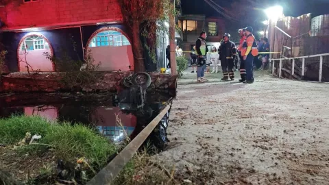 Accidente en Xochimilco: Auto cae en canal y deja una mujer lesionada