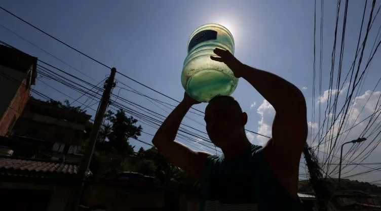 Un hombre lleva un galón vacío para buscar agua después de quedarse sin ella en su casa en medio de una ola de calor extrema en Brasil.