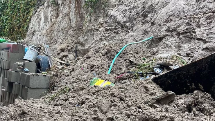 Derrumbe en Camino Verde ladera cae por las lluvias y fuertes vientos