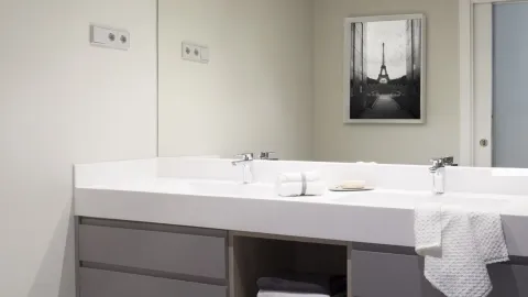 Dile adiós al minimalismo: 3 ideas modernas para decorar el baño hoy mismo