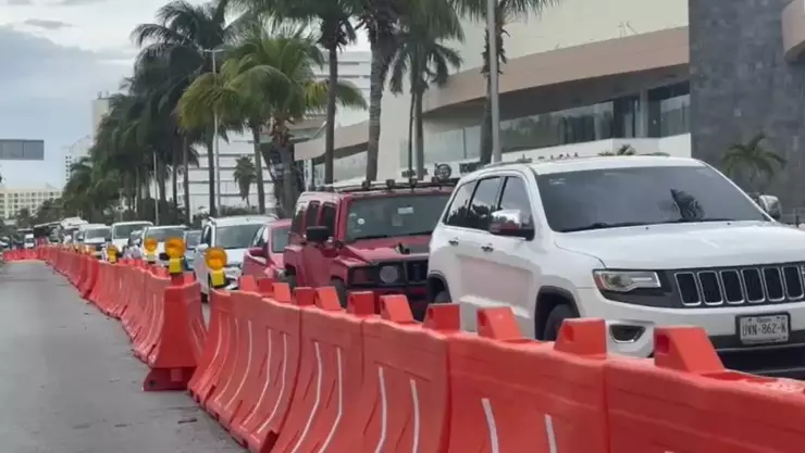¡Precaución! Tráfico lento en el Boulevard Kukulcán; por obras de Puente Nichupté