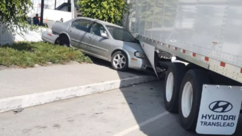 Accidente de tráiler en Otay este viernes 15 de septiembre