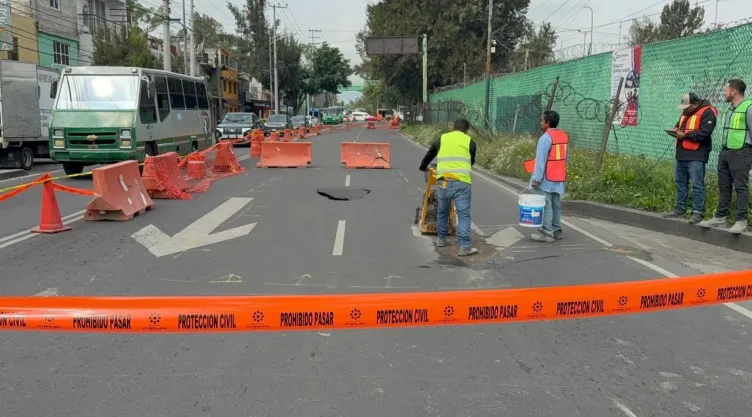 Megasocavón en Periférico e Iztapalapa provoca cierre vial y caos desde Cuemanco