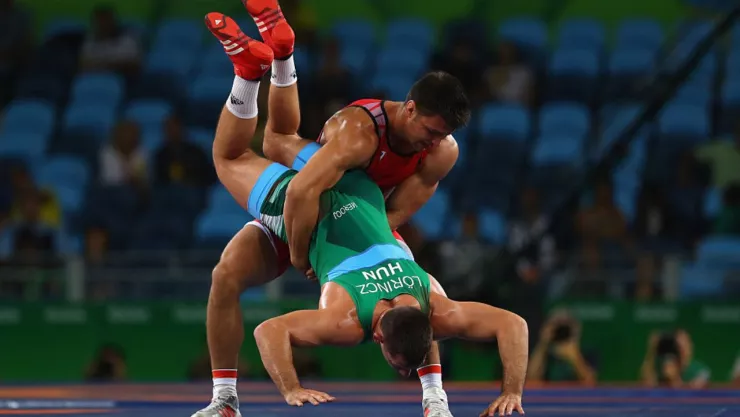 Deporte de lucha grecorromana y baloncesto