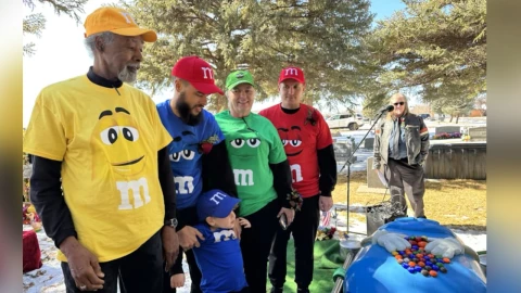 Abuelita sorprende a familia con ataúd de M&M’s, ¡Así fue su funeral!