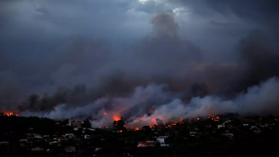 Incendio forestal amenaza a residente de la costa de Grecia