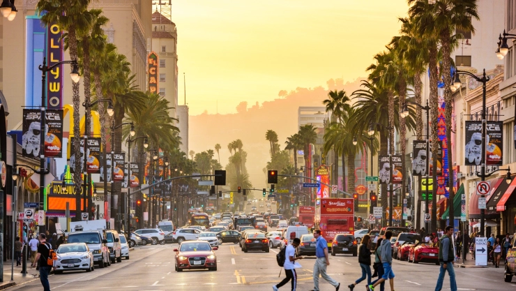Personas cruzan una calle de Los Ángeles, California