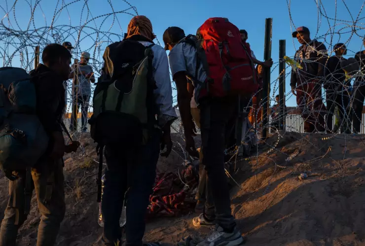 Migrantes cruzan la frontera de México y Texas