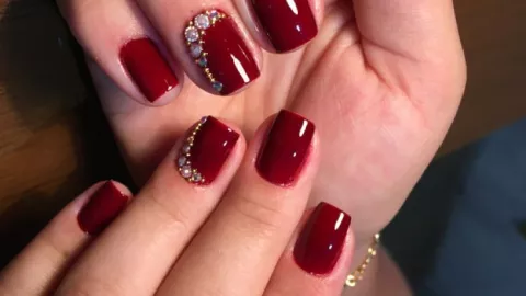 13 diseños de uñas rojas sencillas, pero elegantes: para natación, gym, pádel o atletismo