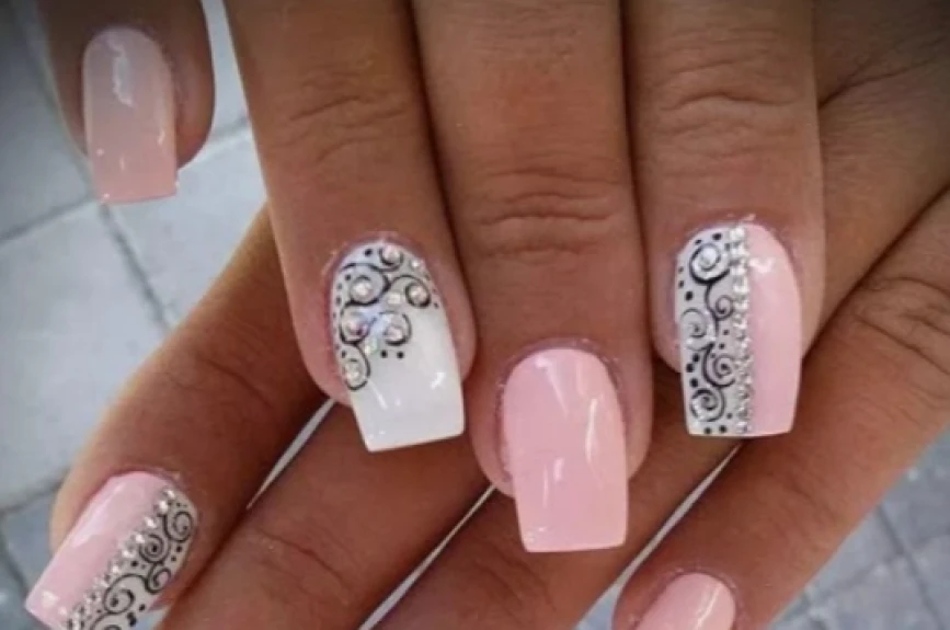 19 ideas de uñas rosas con brillos cortas y largas