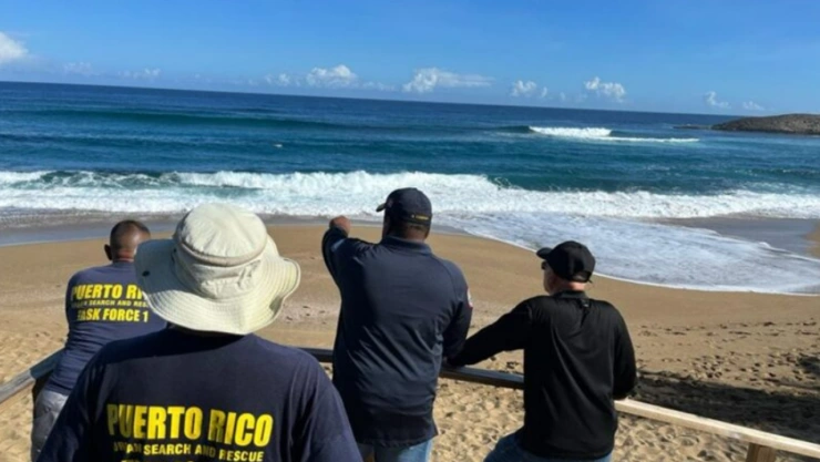 En playa de Puerto Rico, padre muere ahogado al intentar salvar a sus dos hijas de las fuertes olas
