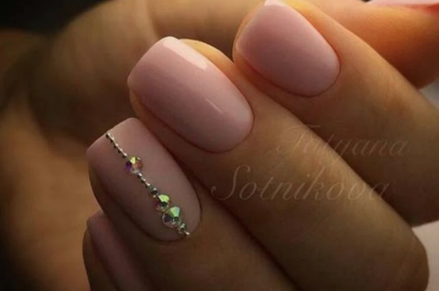 19 ideas de uñas rosas con brillos cortas y largas