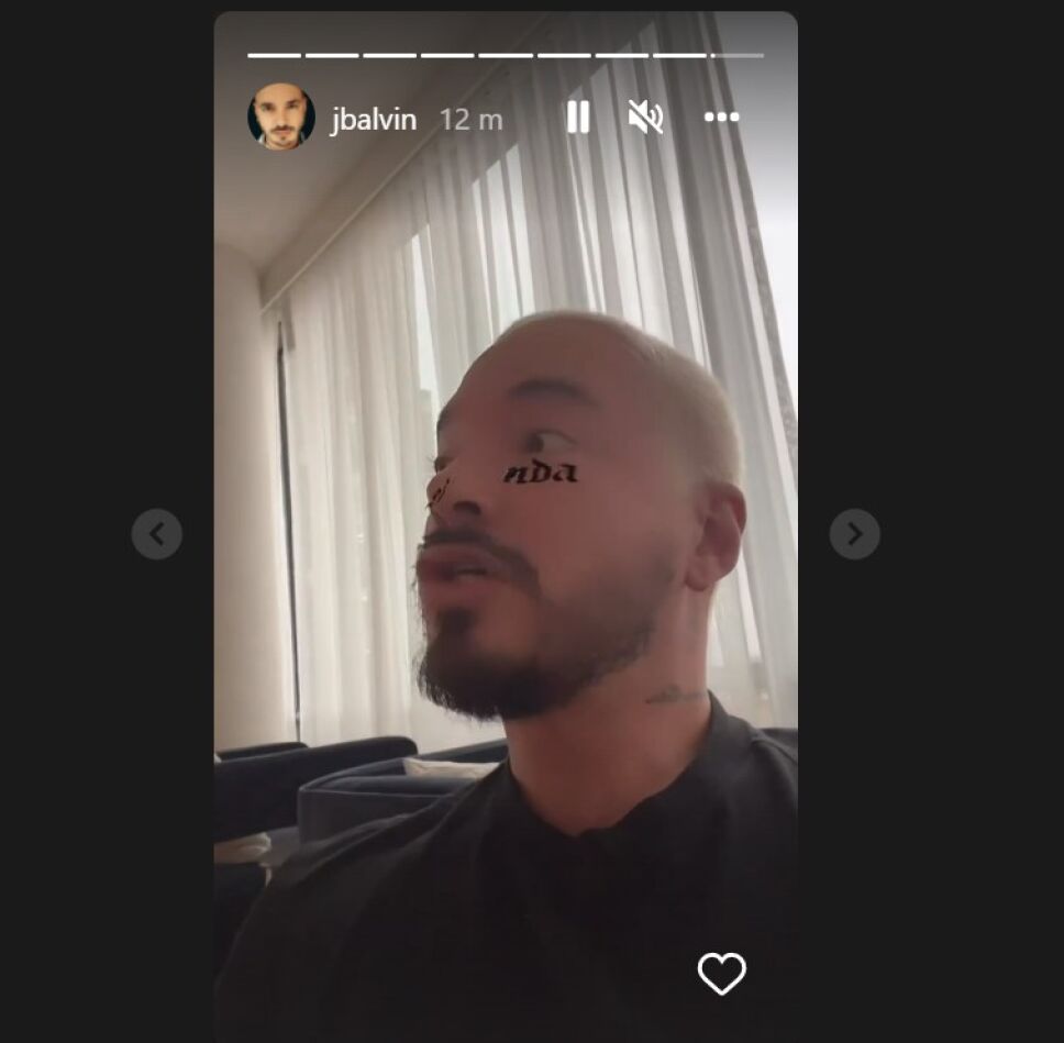 J Balvin se pone tatuaje de Belinda en el rostro