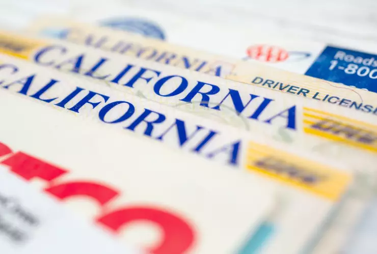 Licencias de conducir de California apiladas