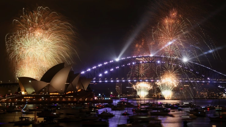 Los fuegos artificiales explotan sobre el Puente del Puerto de Sídney a las 9 p. m. durante las celebraciones de Nochevieja , en Sídney, Australia, el 31 de diciembre de 2025