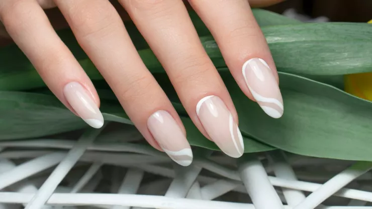 ideas de uñas estilo cloud dancer con blanco