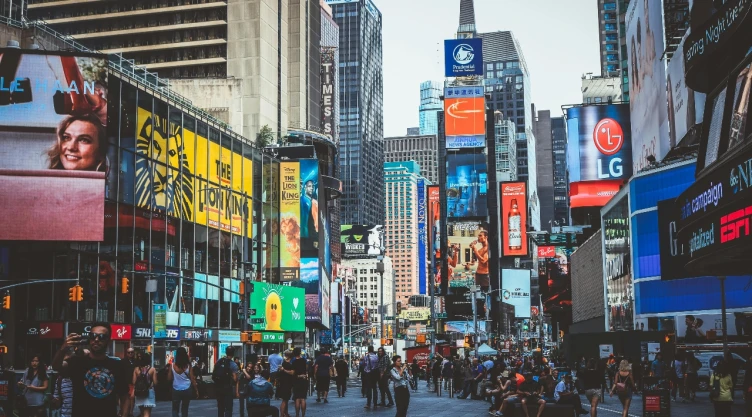 Tiroteo en rascacielos de Midtown deja heridos. Policía y peatón alcanzados por disparos en Park Avenue. Autoridades piden precaución en Nueva York
