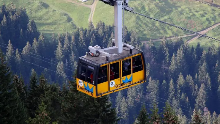 Colapsa teleférico en Canadá y deja un muerto y a otro más herido