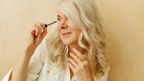 Los 3 tintes de pelo para mujeres de 50 a 60 años que siempre pueden ocupar para lucir las canas y verse hermosas Plata Deslatonoda