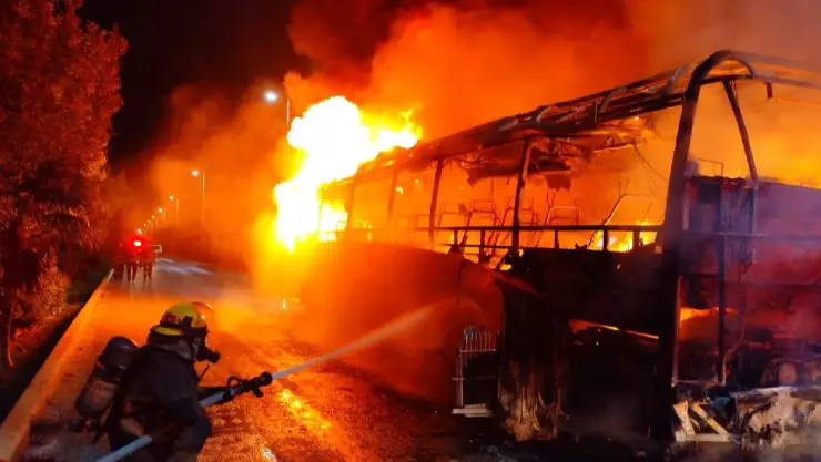 Noche de fuego y rescate en Cancún: Bomberos sofocan incendio y salvan a persona prensada