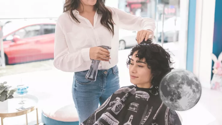 La razón por la que dicen que es bueno cortarse el pelo durante la Luna Llena de Abril