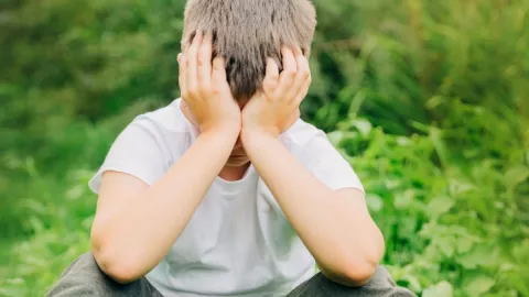 Un hombre abandona a niño en la escuela al descubrir que no era su hijo biológico.