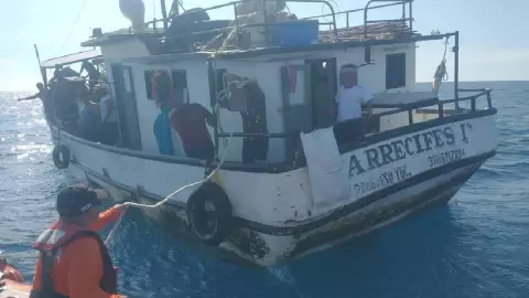 auxilian a pescador en altamar yucatan