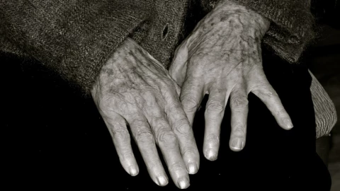 anciana mata compañera asilo