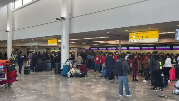 Personas en el aeropuerto de Tijuana
