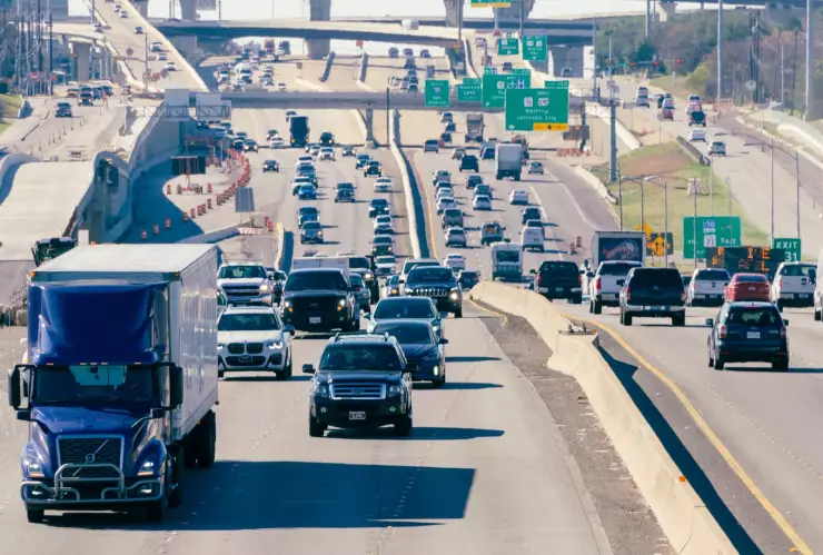 Autos recorren carretera de Austin, Texas