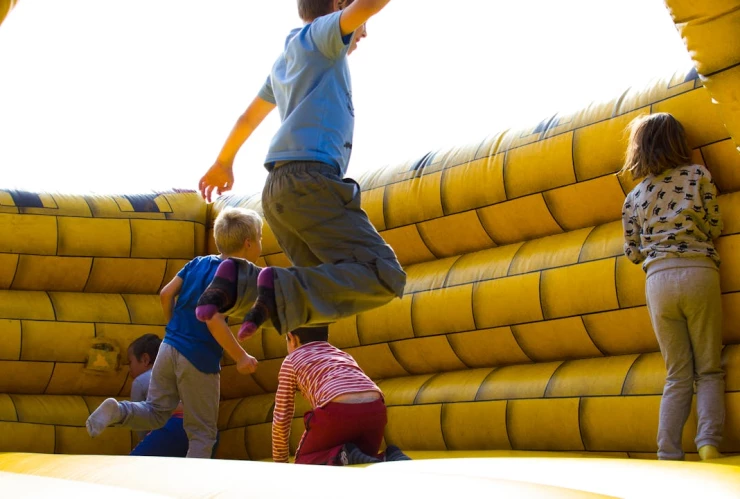 Pequeños brincando y jugando en un inefable celebrando el Día del Niño.
