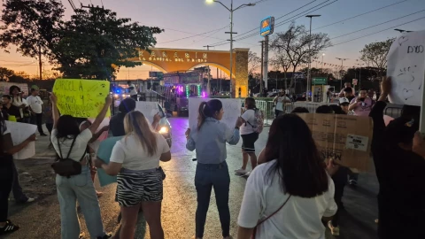 ÜLTIMA HORA: Reportan bloqueo en Periférico de Mérida por activistas del caso de “Negrita” hoy, lunes 3 de marzo