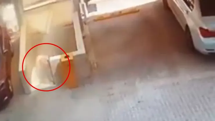 Video hombre sobrevive al derrumbe de un estacionamiento