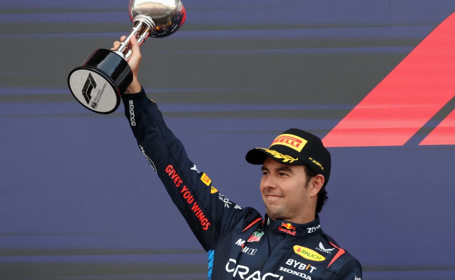 Checo Pérez alza el trofeo de segundo lugar del GP Japón