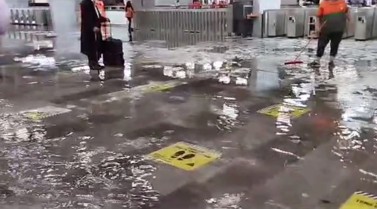 Lluvia y granizo inundan instalaciones del Metro Cuatro Caminos