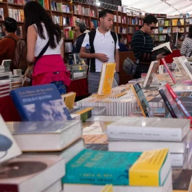 Gente revisando libros como parte de la FIL del Zócalo 2026 en CDMX