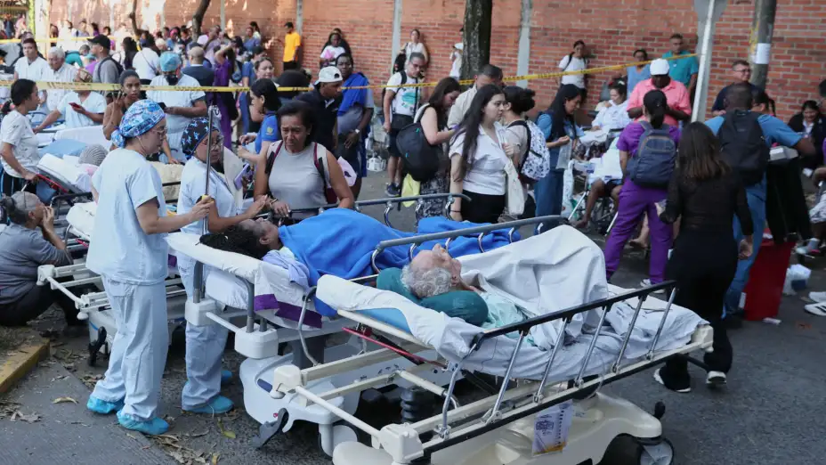 Evacuación de pacientes de un hospital tras un terremoto en Cali, Colombia.