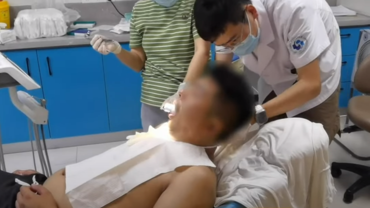 Señor hospitalizado con foco